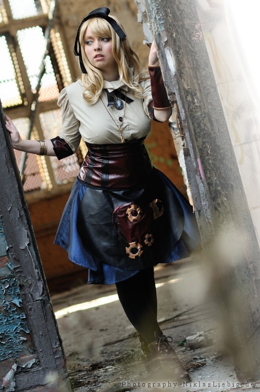 Alice open the door to Steampunk Wonderland by *Chibi-MeNanA on deviantART; Stylish 